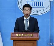 '동성 강제추행 혐의' 김병관 前의원, 1심서 집행유예