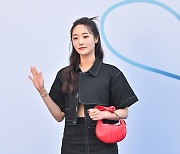 손지영,'귀여운 의상 빨간 손가방이 포인트~' [사진]