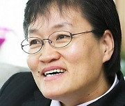 '탁구 전설' 이에리사,  꿈나무 탁구 장학금 1억 원 기부