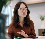 장편 『마주』 최은미 “타인의 신발에 발 넣었을 때의 그 마음을 잊지 않으려 했다” [김용출의 문학삼매경]