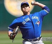 한화 복귀는 시기상조? MLB.com "류현진, 다년 계약 따낼 수 있을 것"