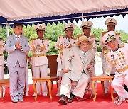 북 "첫 전술핵공격잠수함 건조"…김정은 진수식 참석