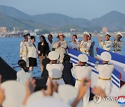 북 "첫 전술핵공격잠수함 건조"…김정은 진수식 참석