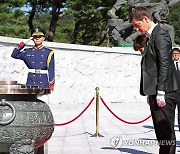 현충원 참배하는 아나 브르나비치 세르비아 총리