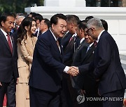 윤석열 대통령 내외, 인도네시아 공식 환영식 도착