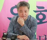 인사말 하는 위화 작가