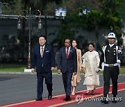 윤석열 대통령 내외, 인도네시아 공식 환영식 도착