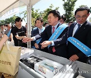 수산물 구입하는 김기현 대표