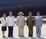 '전술핵공격잠수함' 진수식서 기념촬영하는 북한 김정은