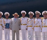 '전술핵공격잠수함' 진수식서 기념촬영하는 북한 김정은