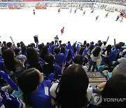 열띤 응원 펼치는 연세대학교 학생들