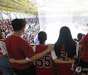 힘차게 응원하는 고려대학교 학생들