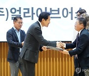 시상하는 오세훈 서울시장