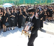 재직했던 교실 향하는 고인의 영정