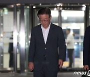 8시간 검찰 조사 마치고 귀가하는 이재명 대표