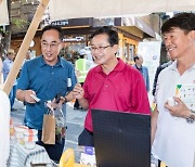 [포토]최호권 영등포구청장 선유로운 데이 축제서 상인들과 대화