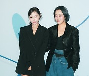 [bnt포토] '시이안 패션쇼 마치고 기념촬영하는 이솔이-이시안'