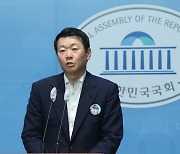 與 “이재명 저급한 정치쇼, 민주투사 코스프레”...野 “정치검찰 책임 물을 것”