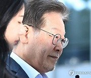 이재명 檢 출석…野 "정치 검찰 악행", 與 "민주 투사 코스프레"(종합)