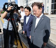 '5번째 검찰 출석' 이재명, 수원지검 출발하며 "탄압 굴하지 않겠다"