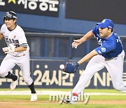 [MD포토] 스퀴즈 수비하는 김태훈 '글러브 토스'