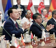 尹, G20 정상회의 참석…"기후변화 취약국 지원, 녹색기후기금 3억 달러 공여" [뉴시스Pic]