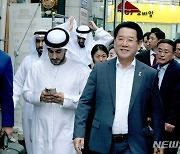 UAE 왕자와 만찬장 이동하는 김영록 전남지사