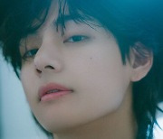 BTS 뷔의 첫 솔로 '레이오버', 발매 첫날 167만 장 팔려…솔로 최고 기록 세웠다