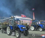 전략무기 대신에 트랙터·트럭…ICBM 없는 '민방위 열병식'