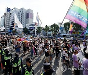 거리 행진하는 퀴어축제 참가자들