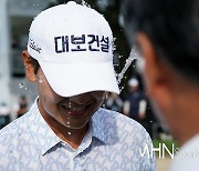 [Ms포토] 고군택 '아버지의 축하 물세레~'