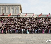 북한 김정은과 기념사진 찍는 '정권 수립 75돌' 참가자들