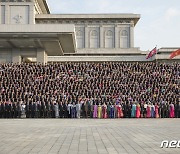 북한 김정은, '정권 수립 75돌' 참가자들과 기념사진