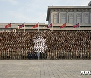 북한 김정은, '정권 수립 75돌' 경축행사 참가자들과 사진 촬영