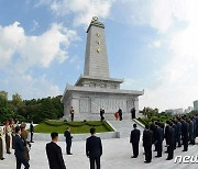 北 '정권 수립 75돌' 계기 방북한 중국 대표단 우의탑 찾아