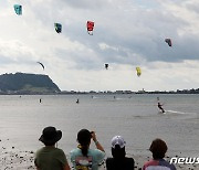 제주서 열린 '국제 슈퍼컵 카이트 보딩 대회'