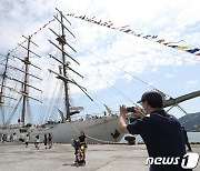 페루 해군 훈련함 배경으로 '찰칵'