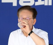 물 마시는 이재명 대표