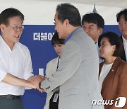 단식중인 이재명 대표 찾은 이낙연 전 대표