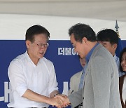 이낙연 전 대표, 단식중인 이재명 대표 방문