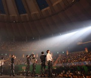 “찢택연이 돌아왔다”…2PM, 원조 ‘짐승돌’ 증명한 ‘15주년 콘서트’ [종합]