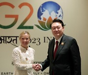 尹, G20 틈틈이 양자 정상회담, 엑스포 경쟁국 이탈리와도 협력 요청