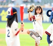 뚜아뚜지 ‘사랑스러운 꼬마 숙녀들의 시구’ [MK포토]