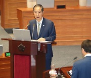 "초등학교 반상회도 이러진 않는다"···막말·고성만 남긴 대정부질문