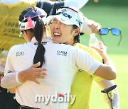 [MD포토] 우승 차지한 박지영 '뜨거운 포옹'