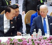 尹, G20 갈라 만찬서도 바이든 옆자리…기시다·마크롱과도 환담