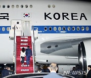 인도 순방 마치고 공군 1호기 탑승하는 윤 대통령 부부