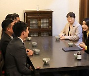 김 여사, 인도 진출 청년들 만나 "인도시장 잠재력 커져…활약 기대"