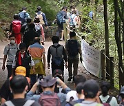 가을 늦더위 피해 등산객 북적…안전 사고 주의보