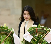 김건희 여사, 간디 추모공원 방문…"국제사회 평화와 번영 바란다"